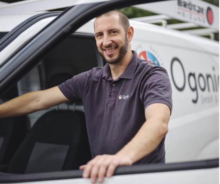 Mitarbeiter am Servicefahrzeug