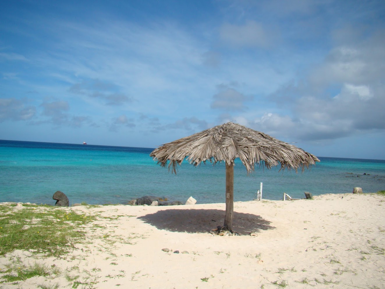 Palapa solitária na praia de Curaçao