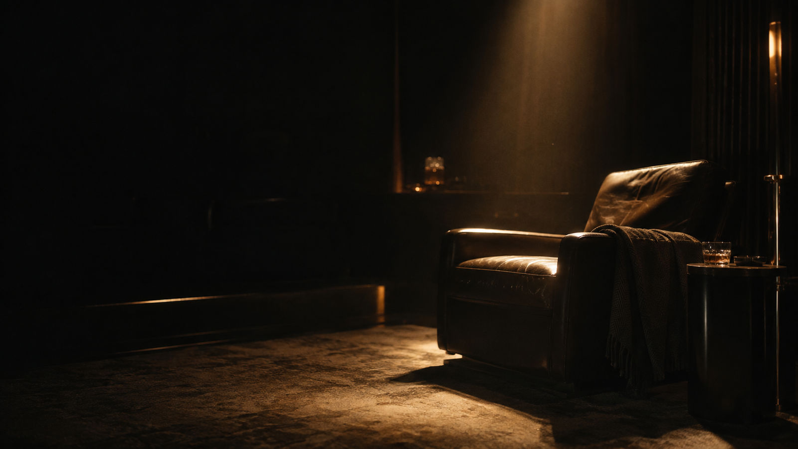 Fauteuil en cuir sous une lumière ambrée, communication pour la finance à Genève