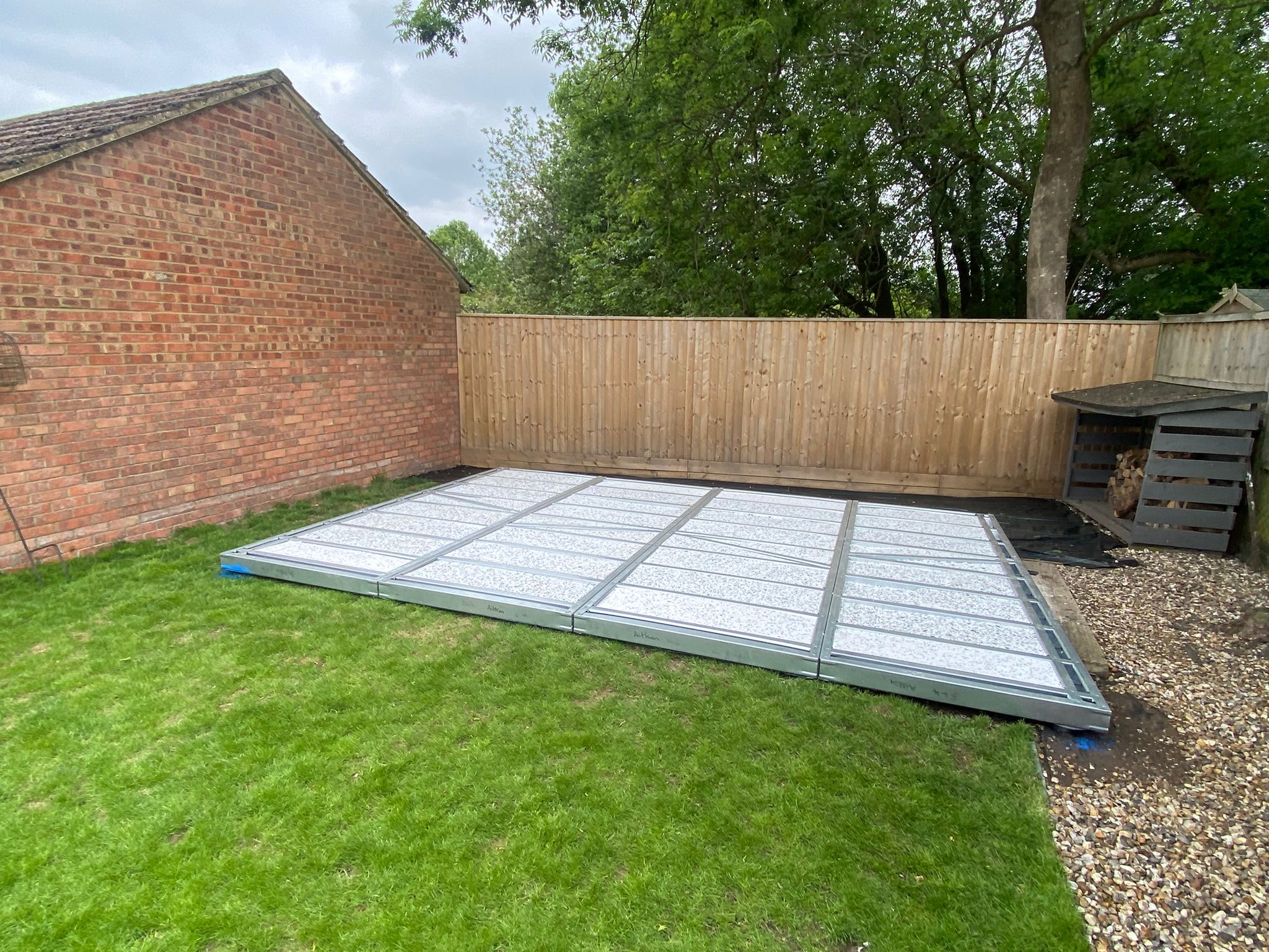 Insulated steel base for garden room