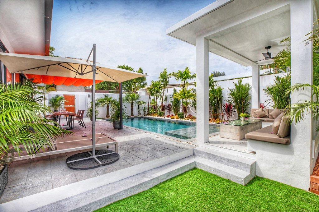 Villa Pool & Outdoor Dining