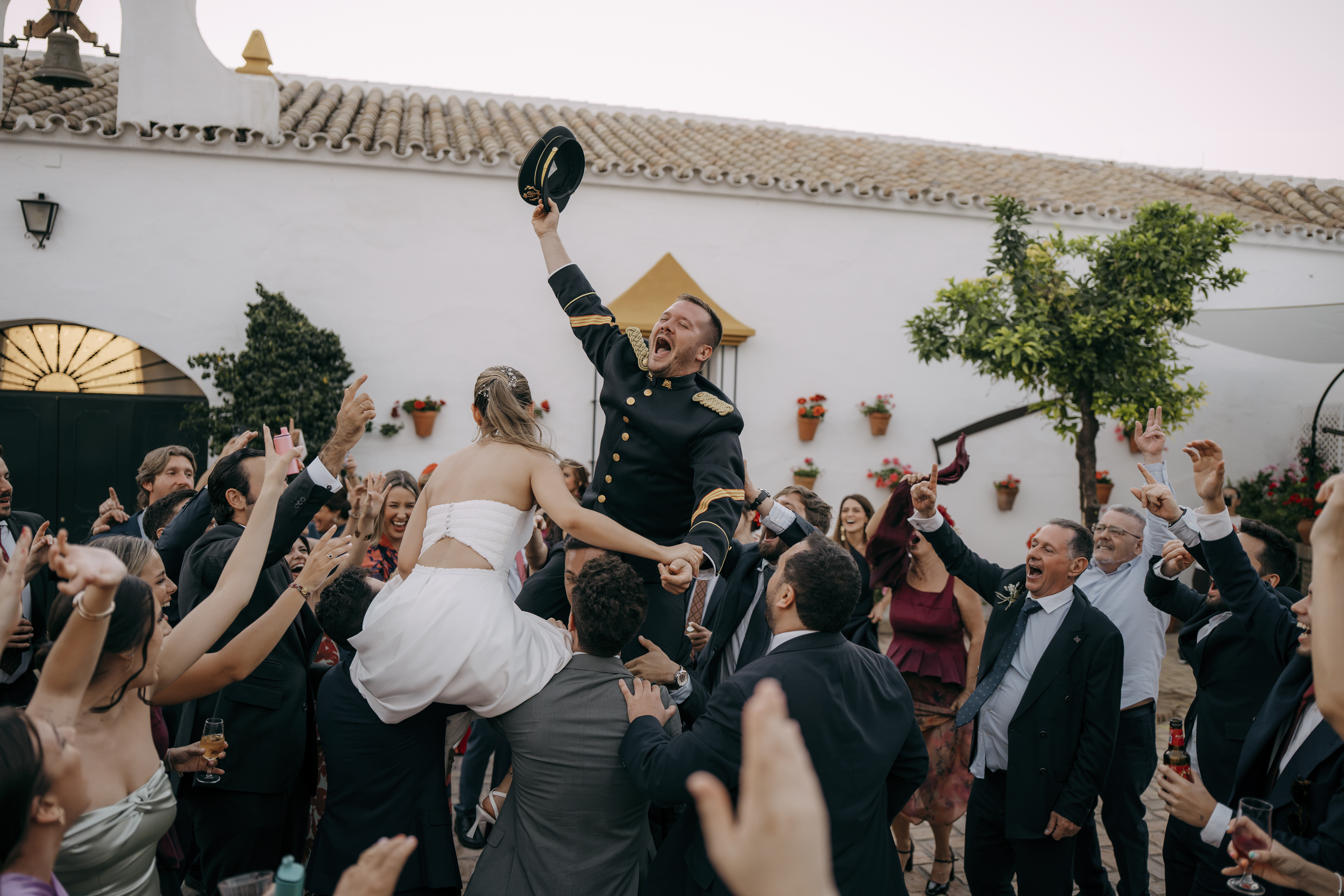Novios levantados por los invitados en plena fiesta de boda