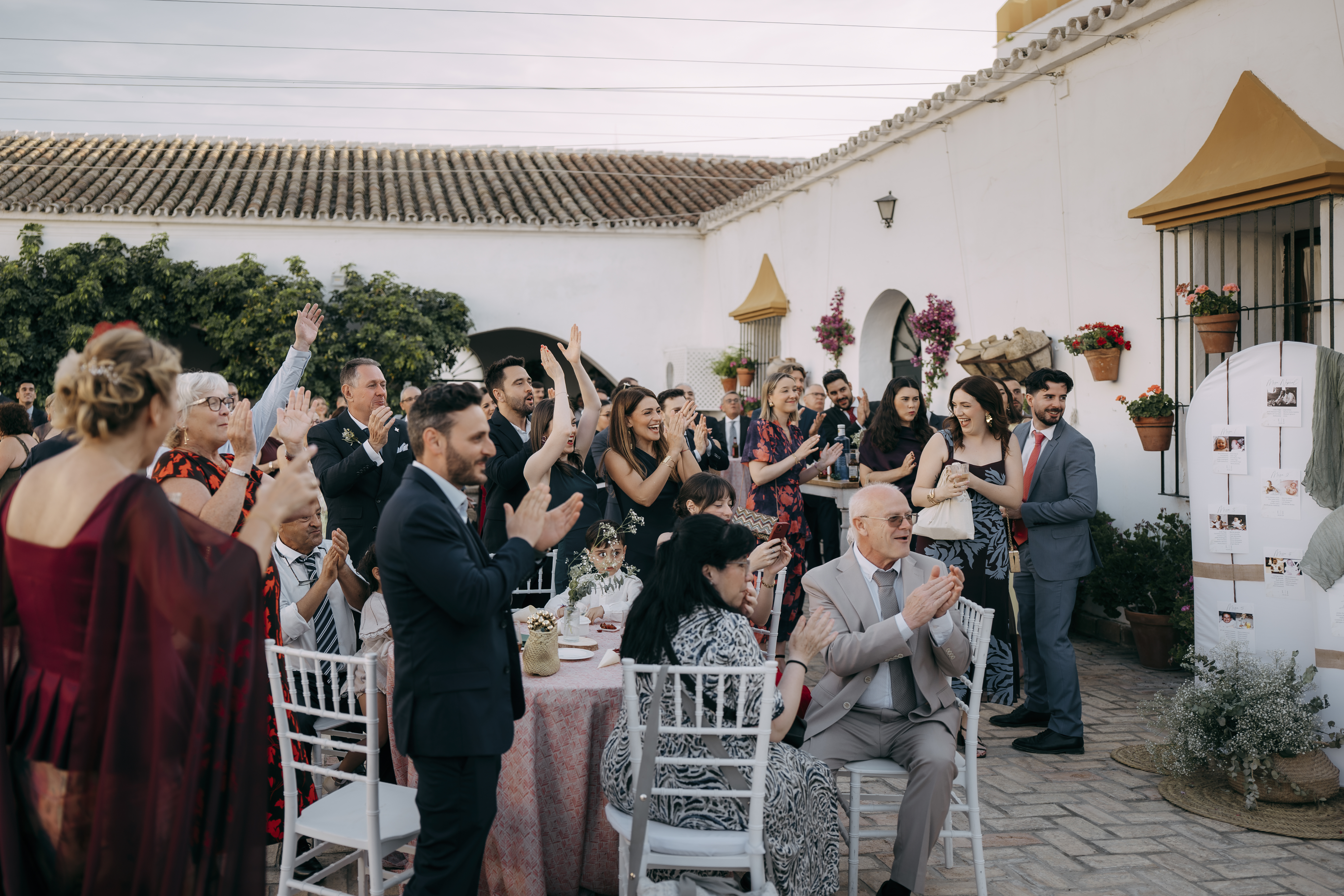Invitados aplaudiendo en la recepción de boda en un patio andaluz