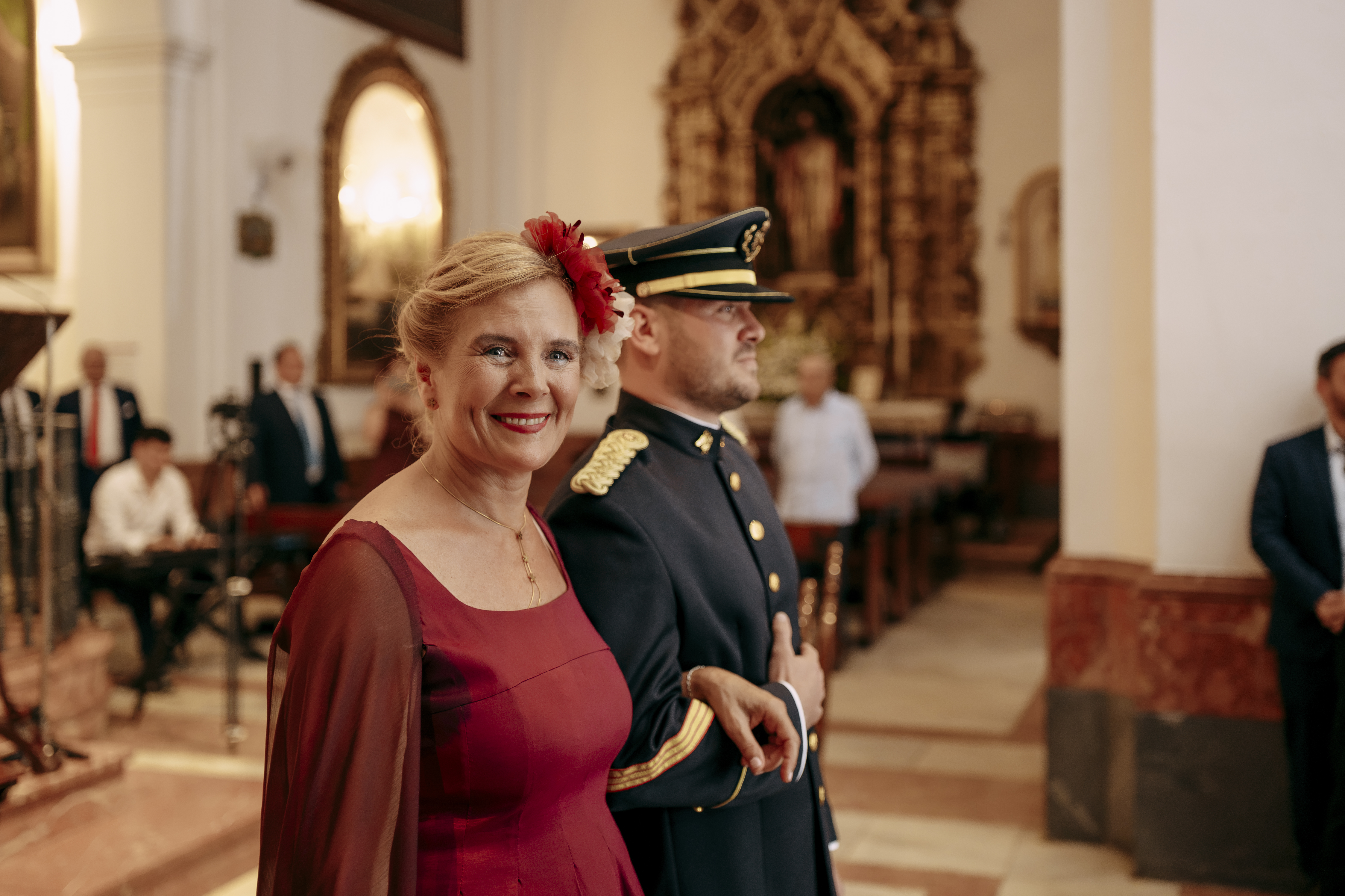 Retrato de invitados de boda dentro de la iglesia con uniforme militar