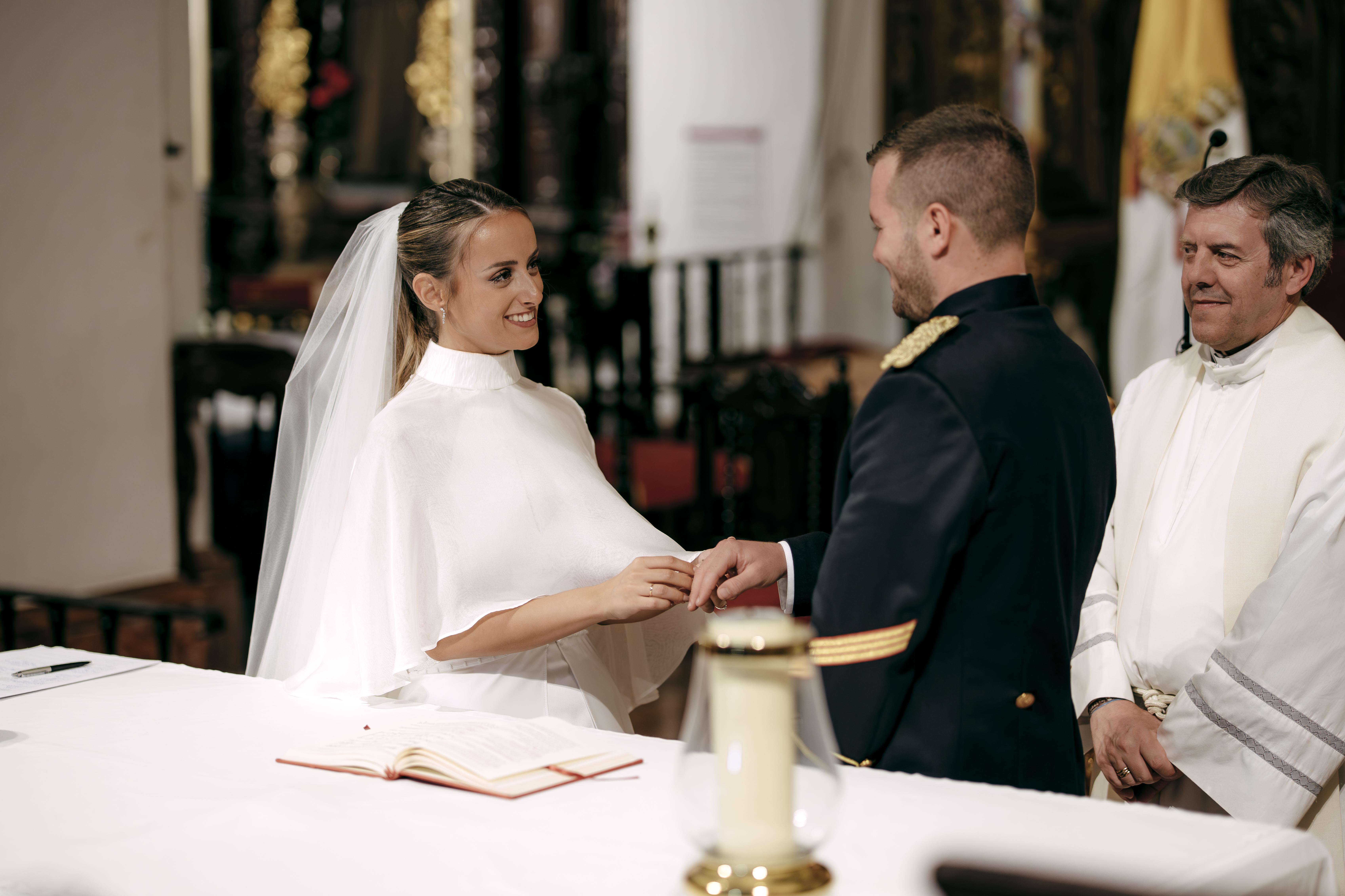 Intercambio de anillos durante la ceremonia en la iglesia