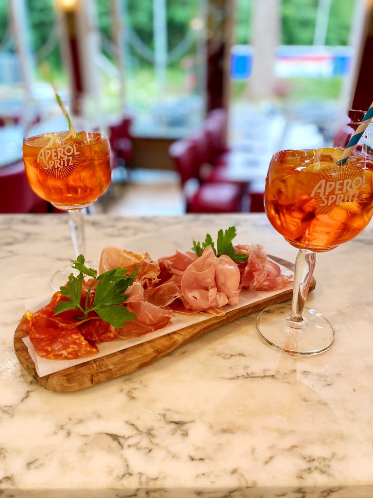 Planche charcuterie et Aperol Spritz