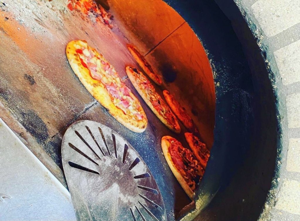 Pizzas au four à bois