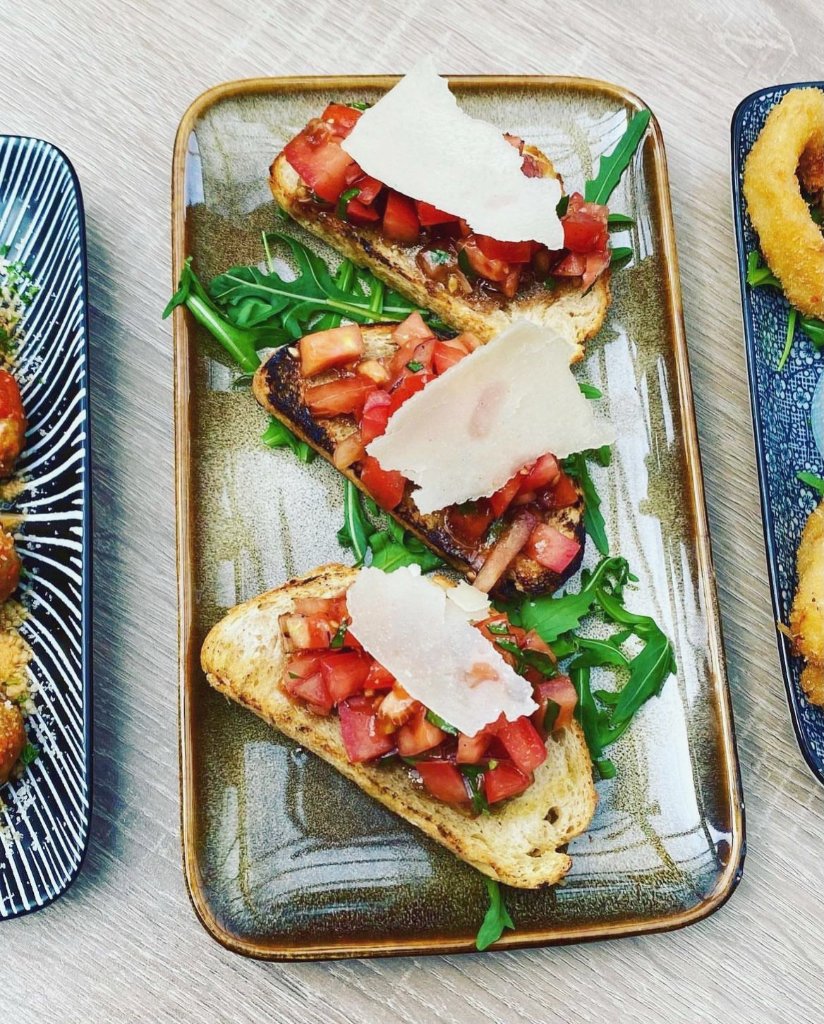 Bruschetta tomate parmesan roquette