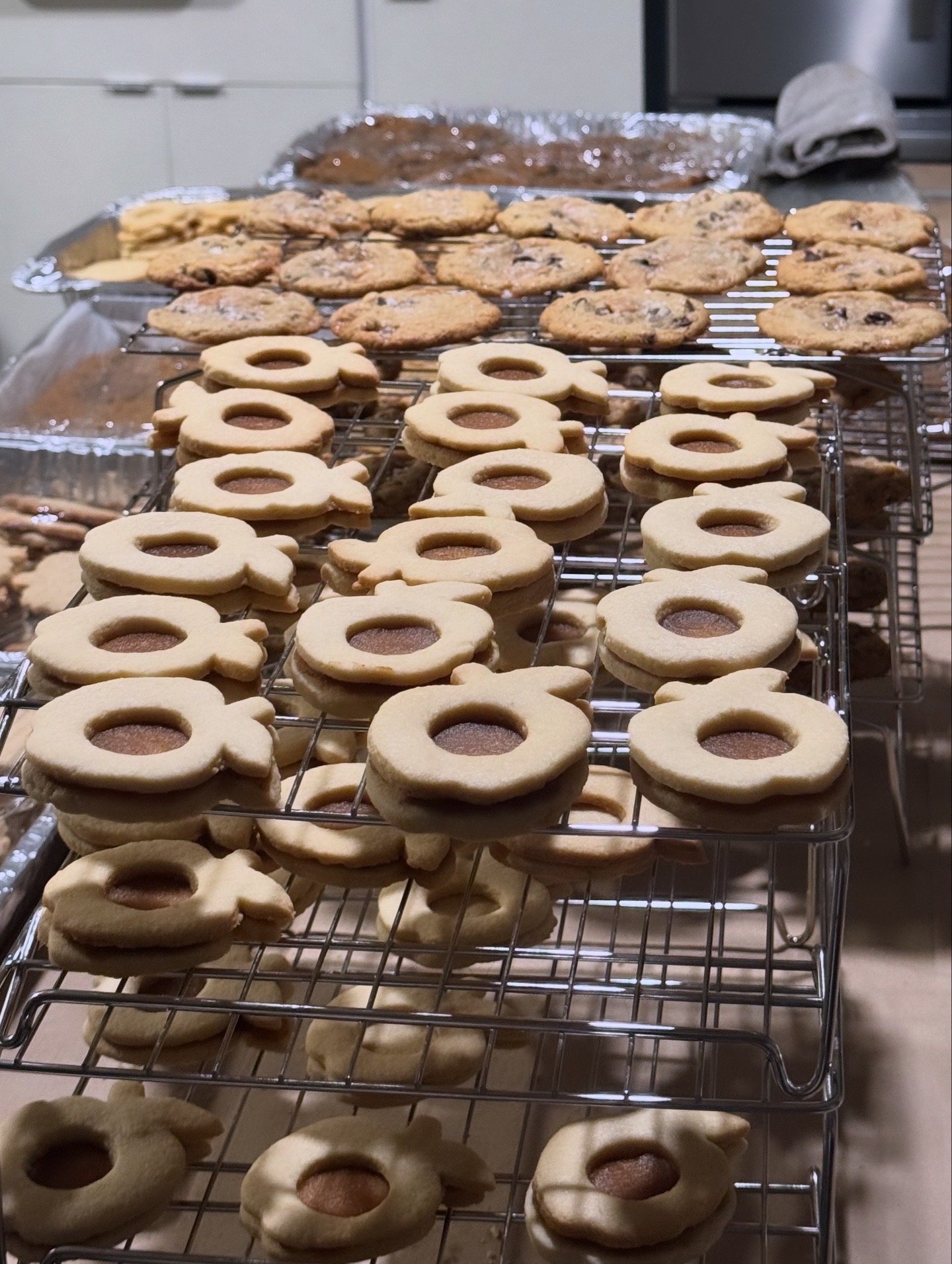 Jam-filled shortbread