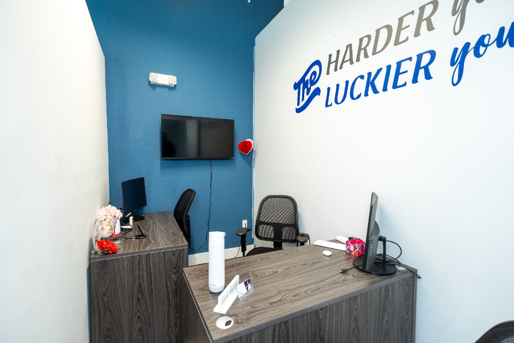 Agent Office — Motivational Wall
