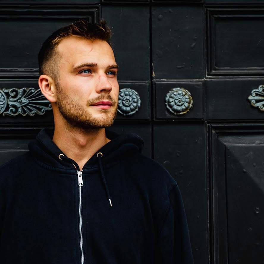 Oliver Valentin - Yoga Teacher