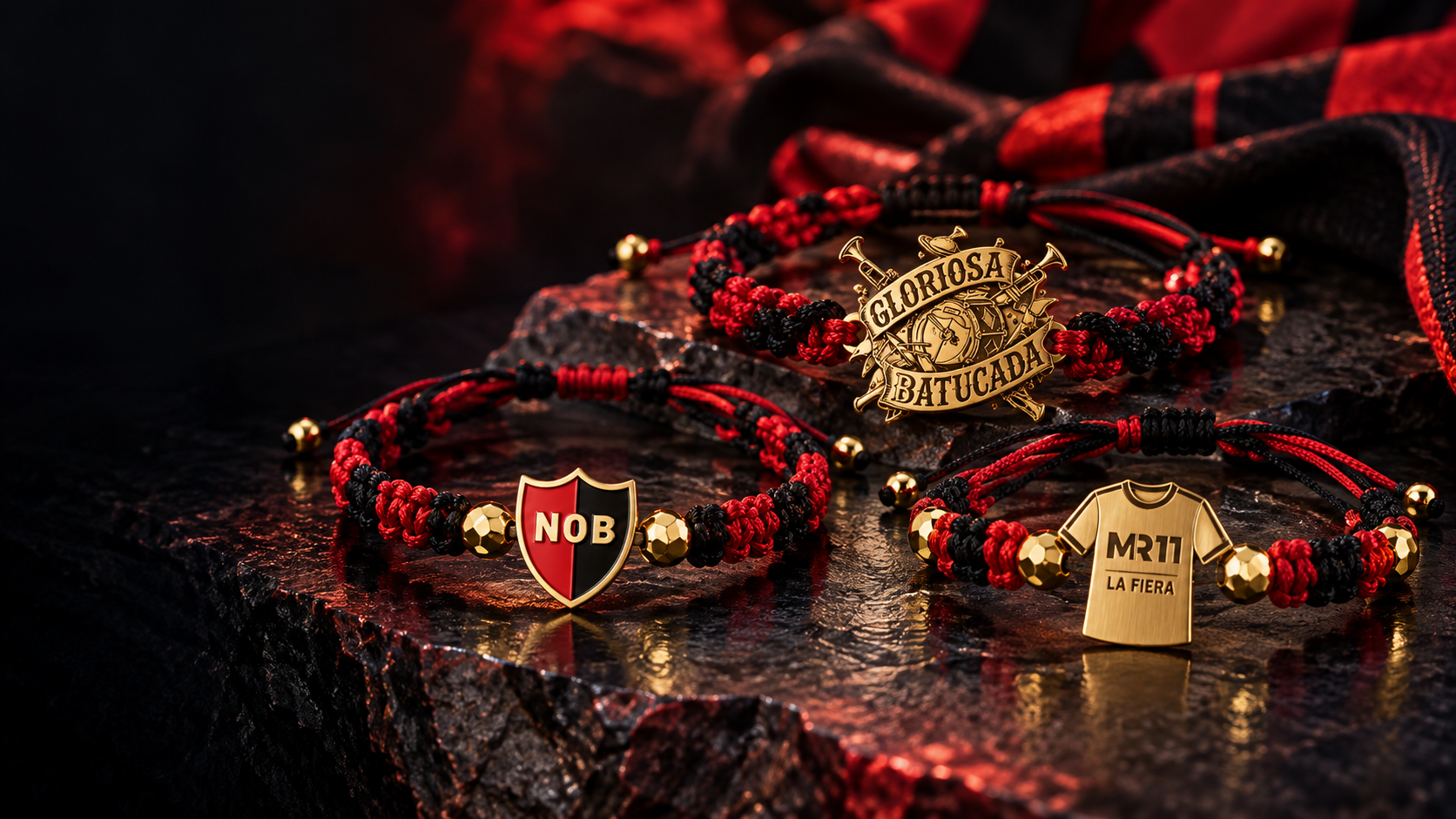 Pulseras tejidas rojo y negro con balines facetados y dijes en oro 18k de Newell's Old Boys
