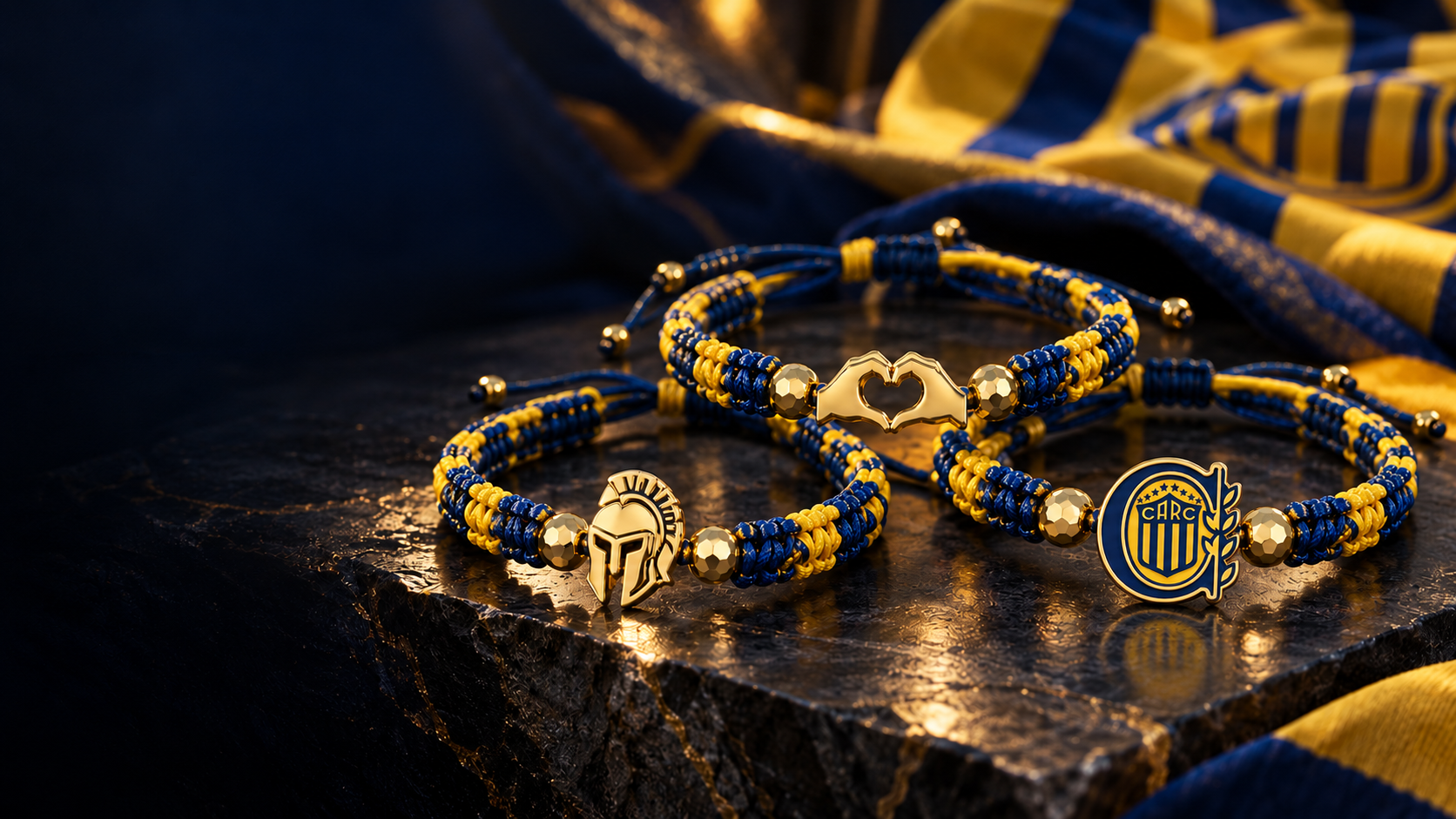 Pulseras tejidas azul y amarillo con balines facetados y dijes en oro 18k de Rosario Central