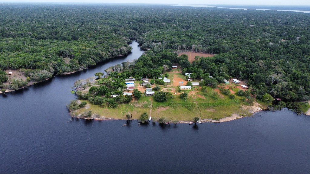 Comunidade ribeirinha na Amazônia