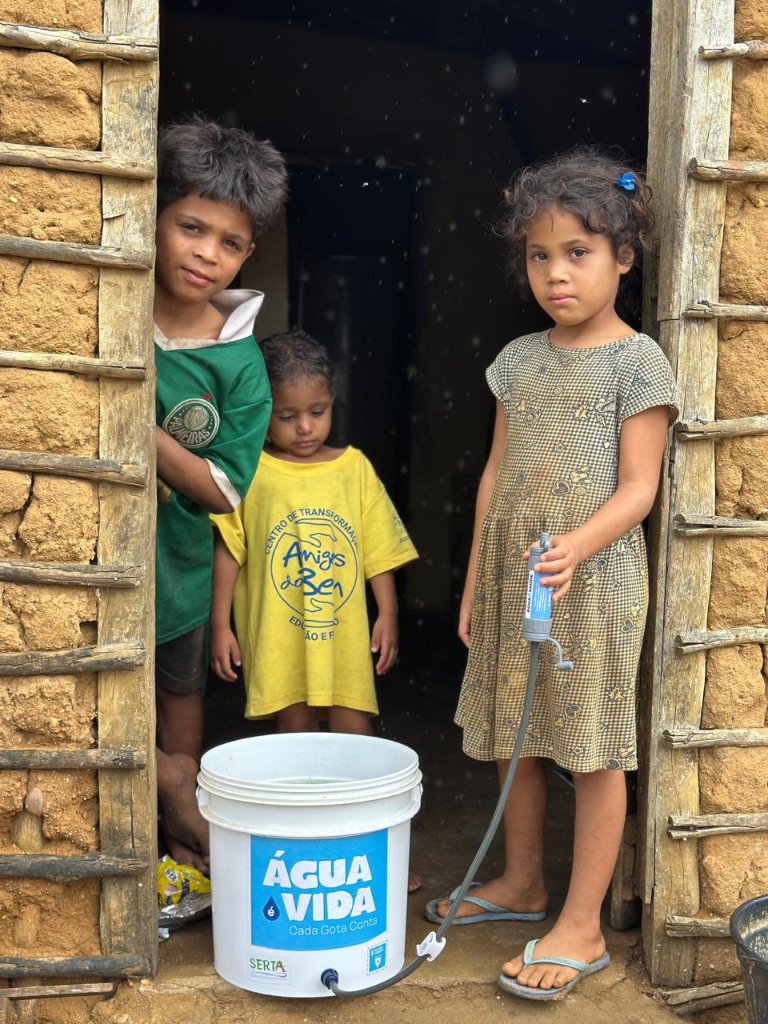 Crianças com filtro de água Água é Vida