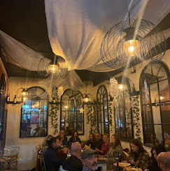 The atmosphere that earns 5-star reviews — full tables, great vibe