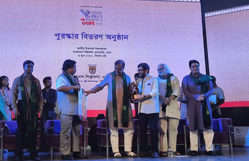Receiving award — 3 Minutes Film Festival, Bangladesh Shilpakala Academy, Dhaka 2022