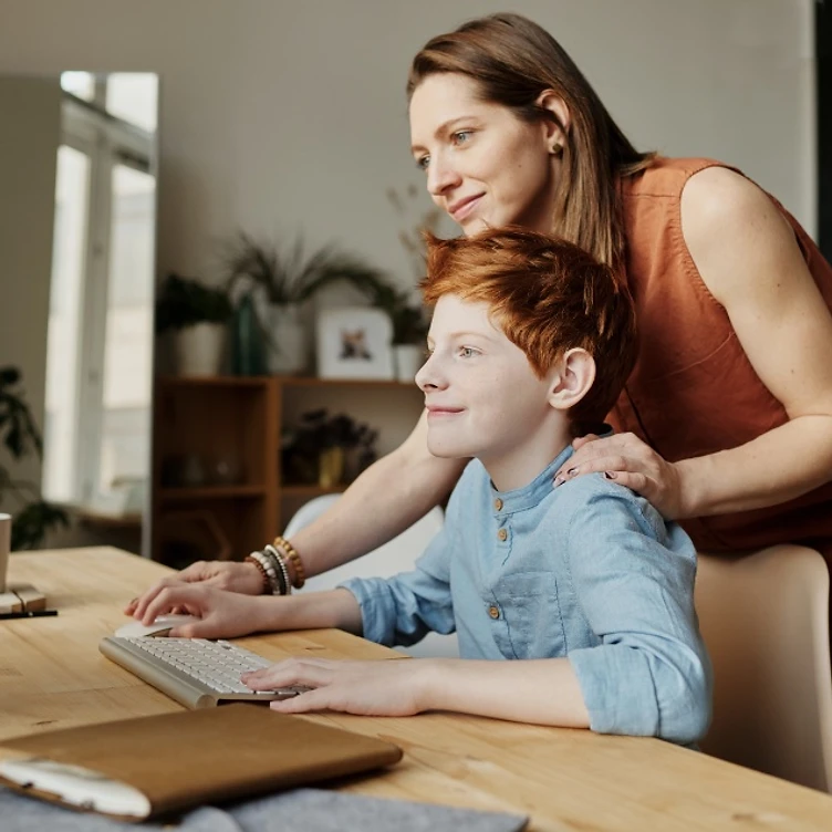 Familie am Computer