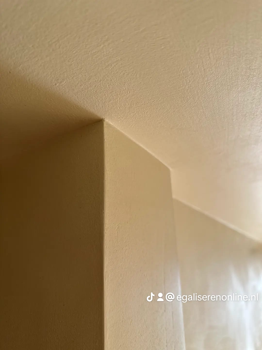 Detail van microcement wandafwerking in een binnenhoek