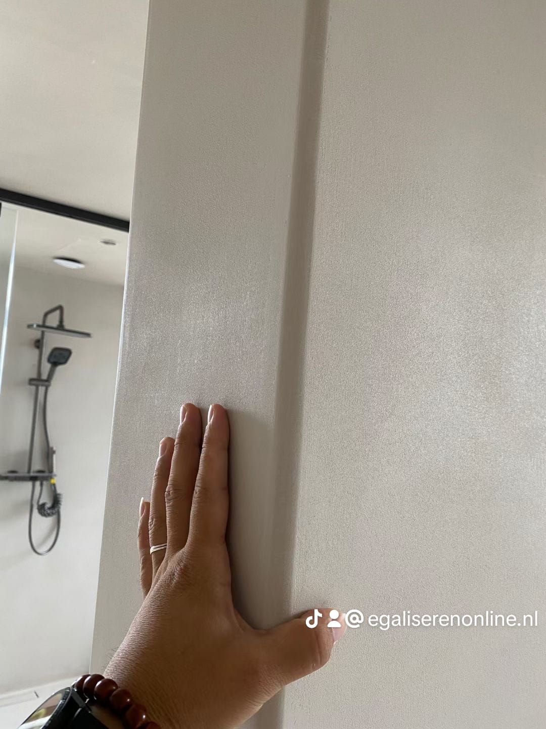Naadloze microcement wandafwerking in een moderne woonruimte