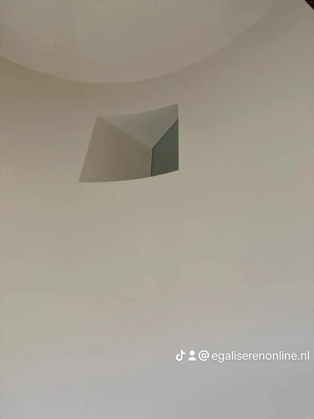 Detail van naadloze microcement wand in een hoek met schaduwgleuf