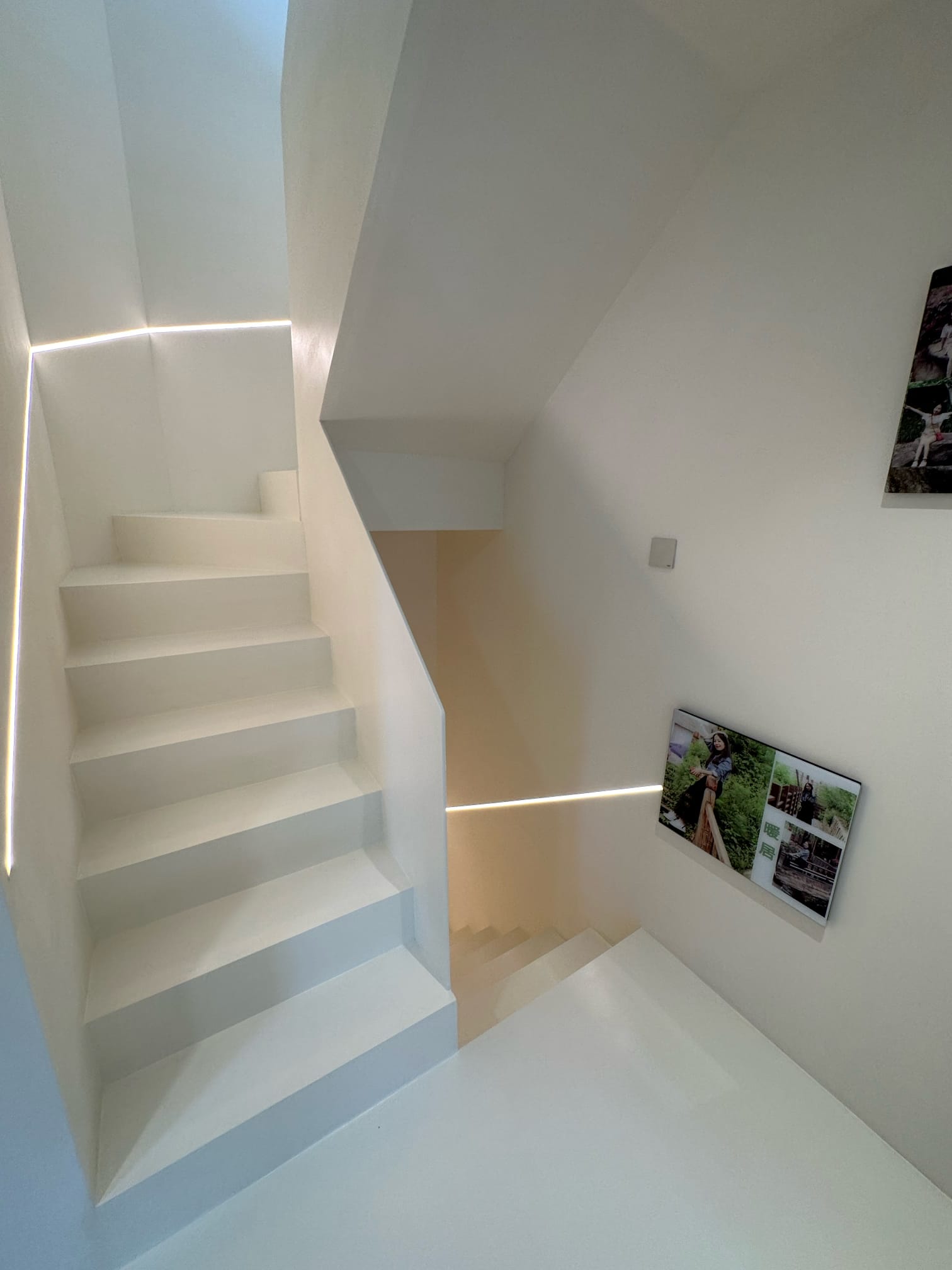 Microcement trap met naadloze treden, stootborden en wandafwerking