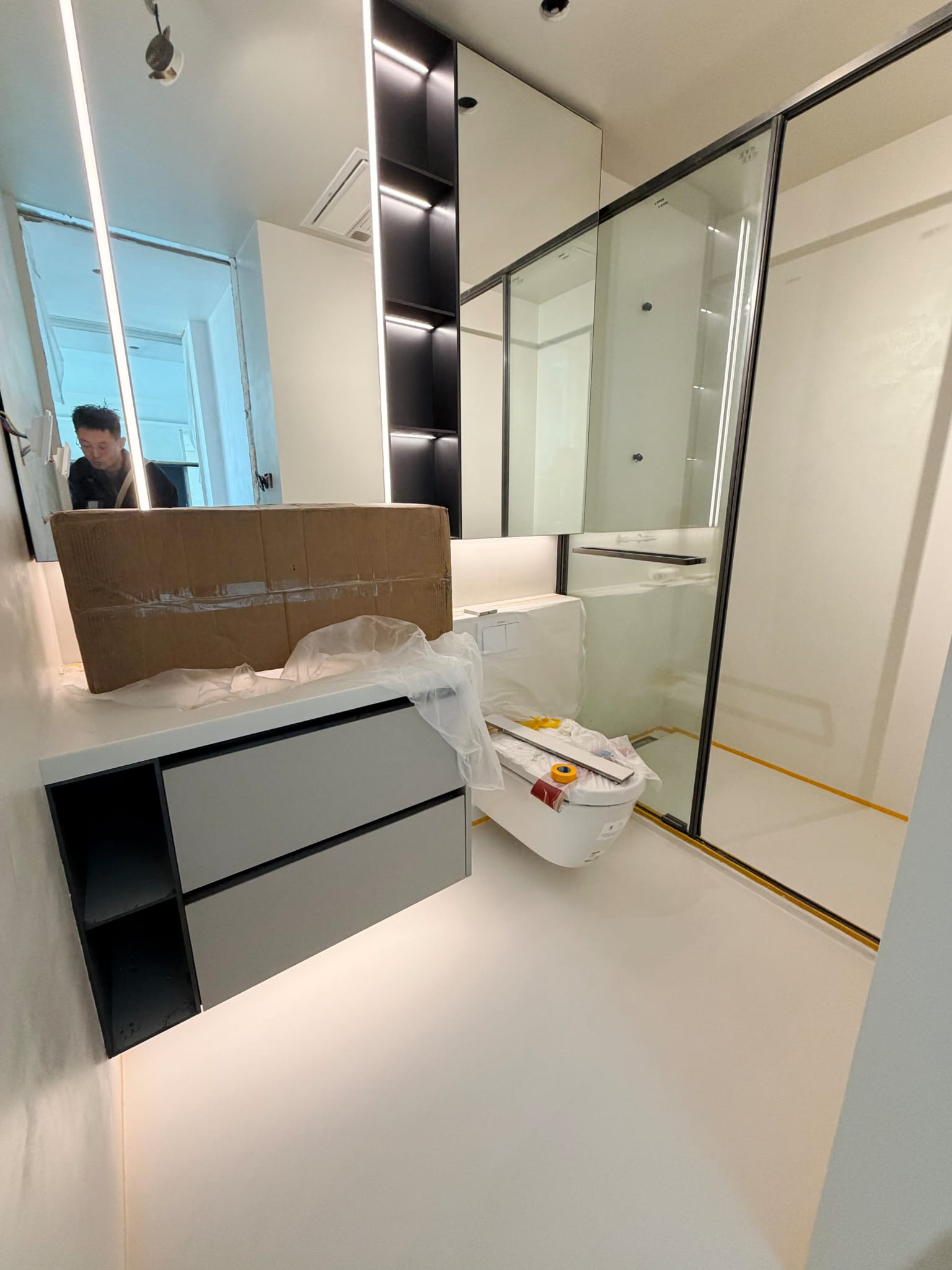 Moderne microcement badkamer met zwevende wastafel en LED-spiegel
