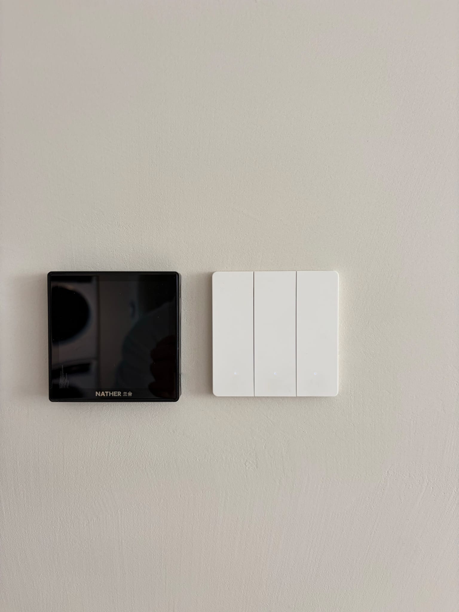 Microcement wand met ingebouwde thermostaat en schakelaars