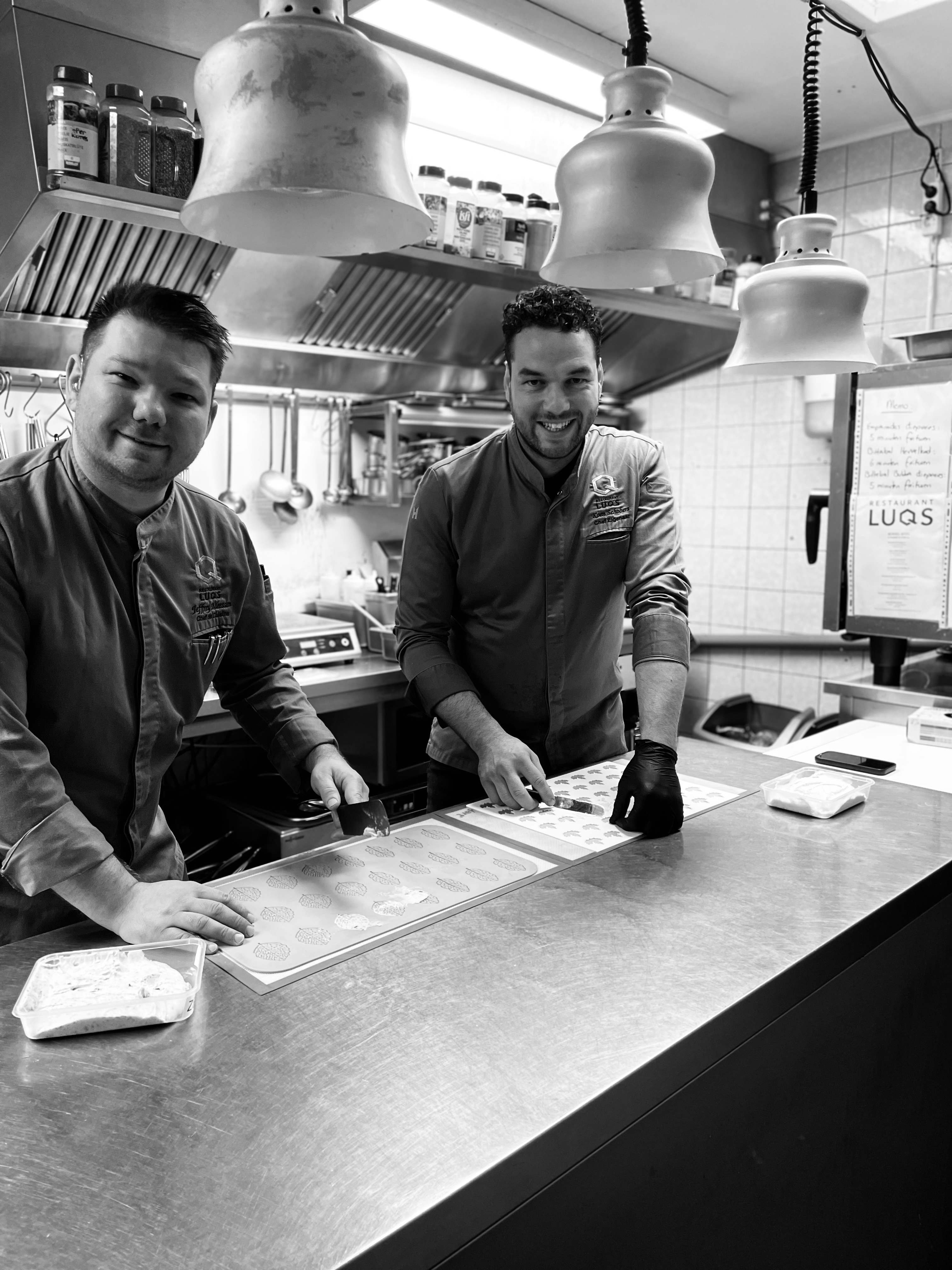 Chefkok Jeffrey Meessen en chef-eigenaar Koen Schobers aan het werk in de keuken van Restaurant LUQS