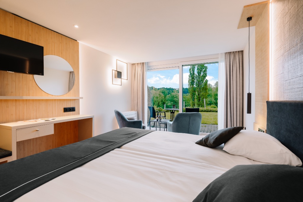 Deluxe kamer met privé terras en uitzicht over de Gulpvallei, boutique hotel Slenaken
