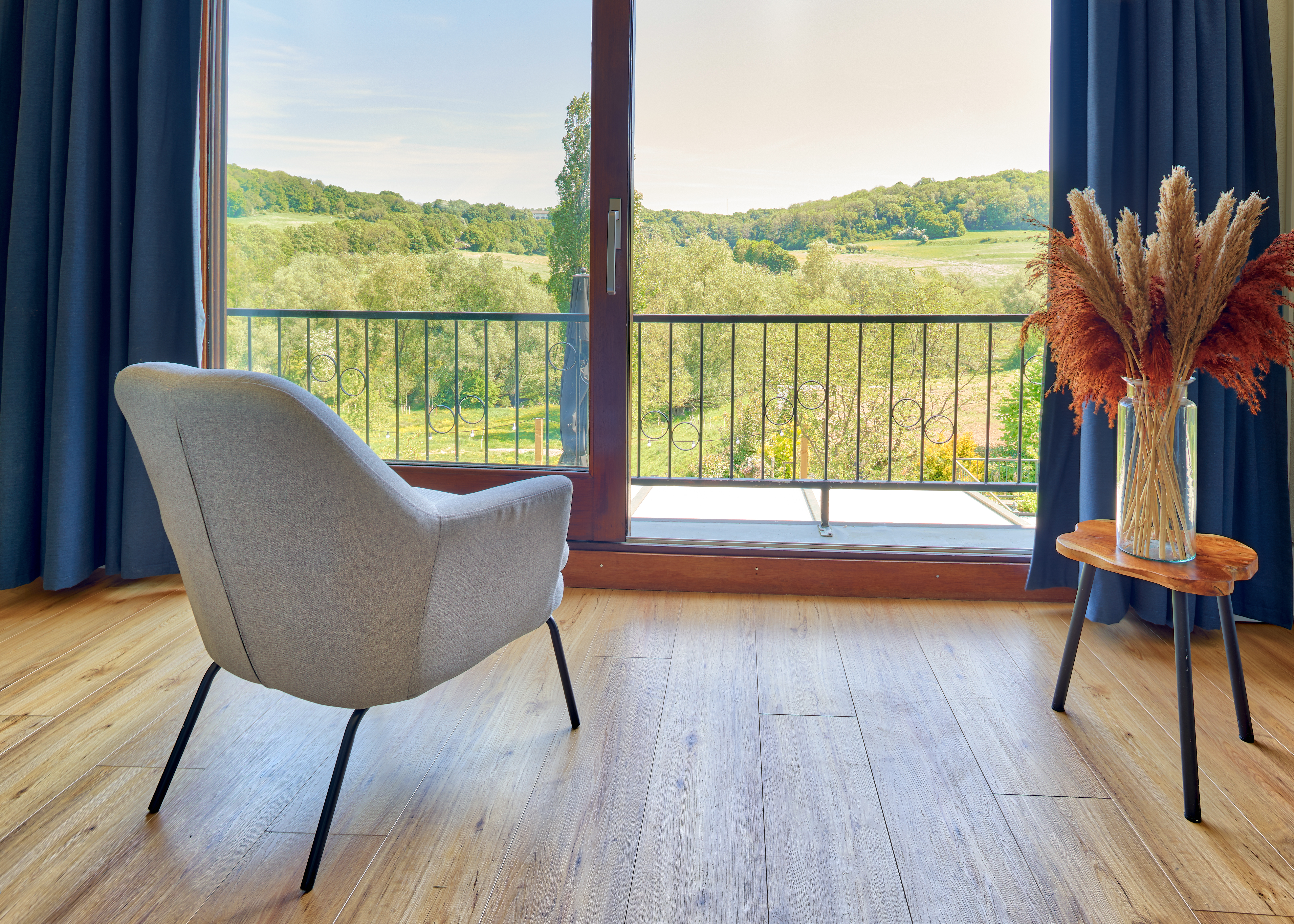 Zitplaats in het appartement met gedroogd gras en panoramisch uitzicht over het Heuvelland