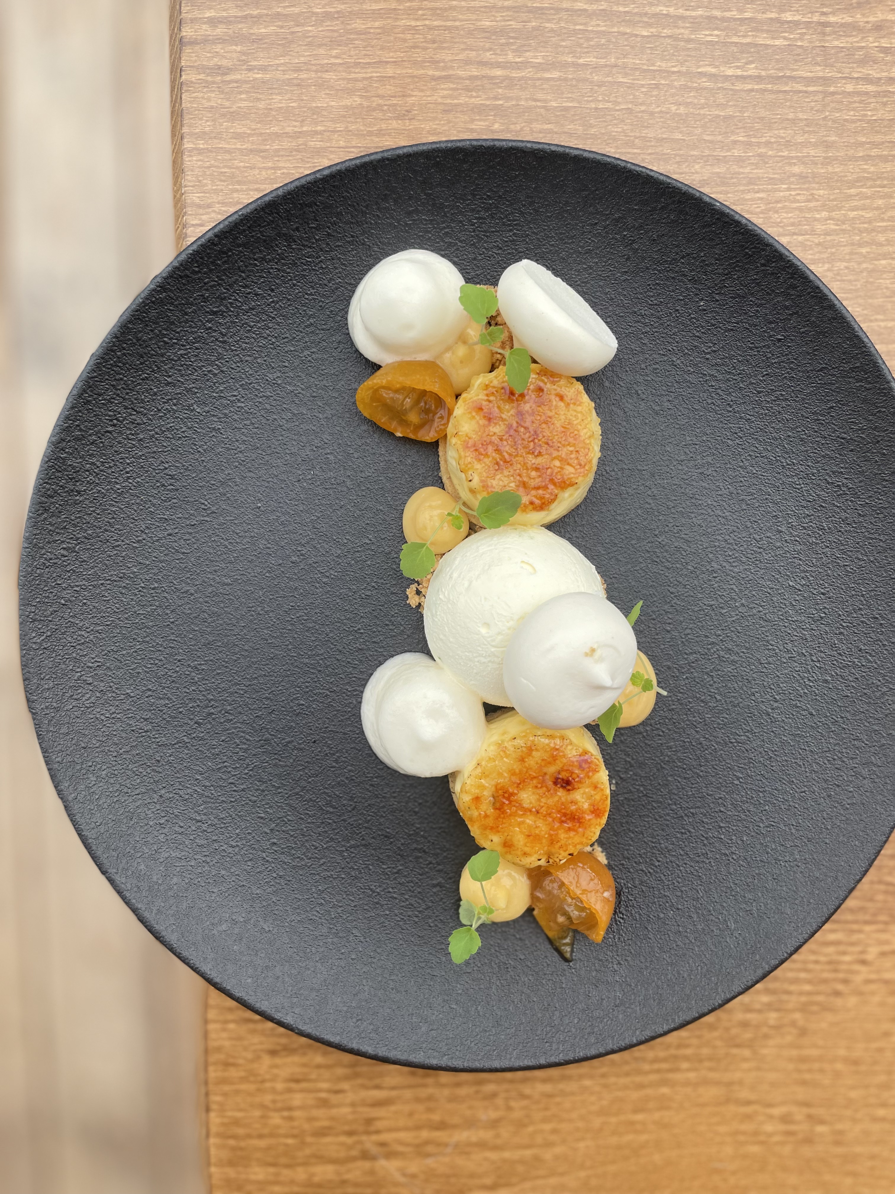 Dessert met meringue en crème brûlée bij Restaurant LUQS