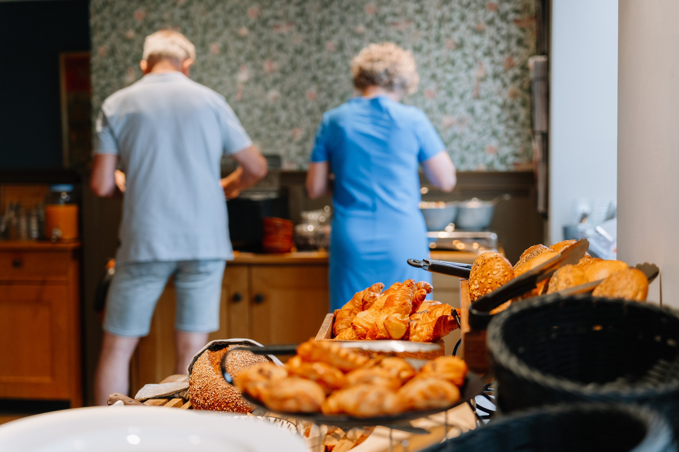 Ontbijtzaal van De Zevende Heerlijkheid met gedekte tafels en uitzicht over de Gulpvallei