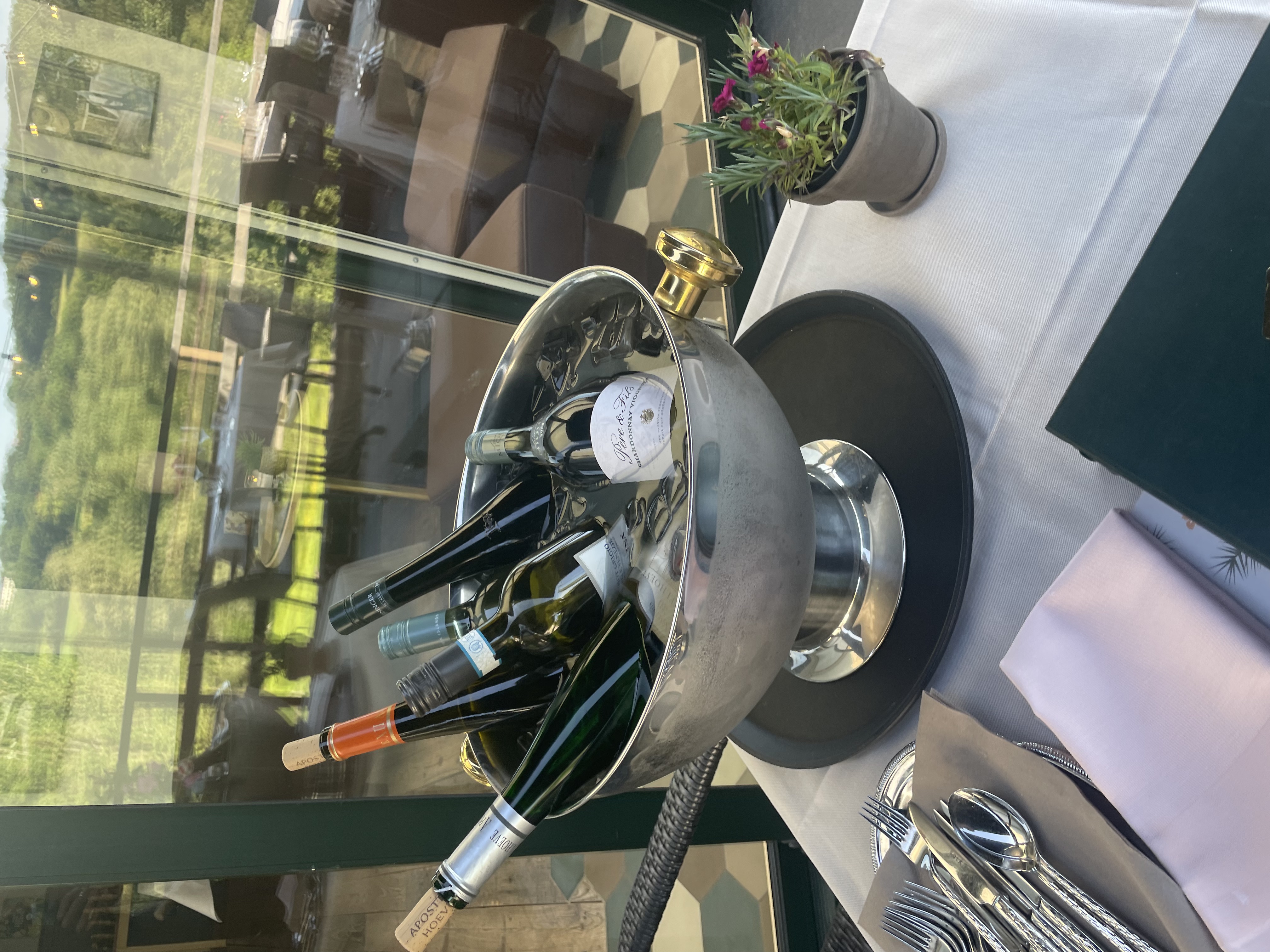 Wijn- en champagnepresentatie op het terras van Restaurant LUQS