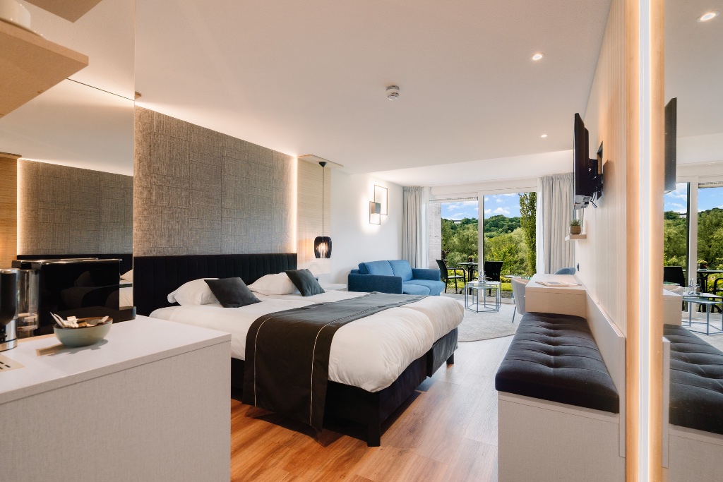 Junior Suite met zithoek en uitzicht over de Gulpvallei, boutique hotel Slenaken