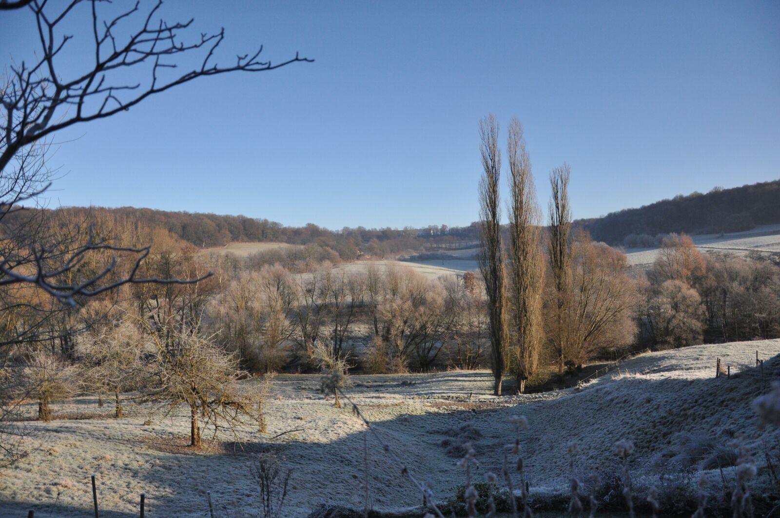 Gulpvallei bedekt met rijp en kale bomen op een heldere winterdag in Slenaken uitzicht bij de Zevende Heerlijkheid en LUQS - Heuvelland