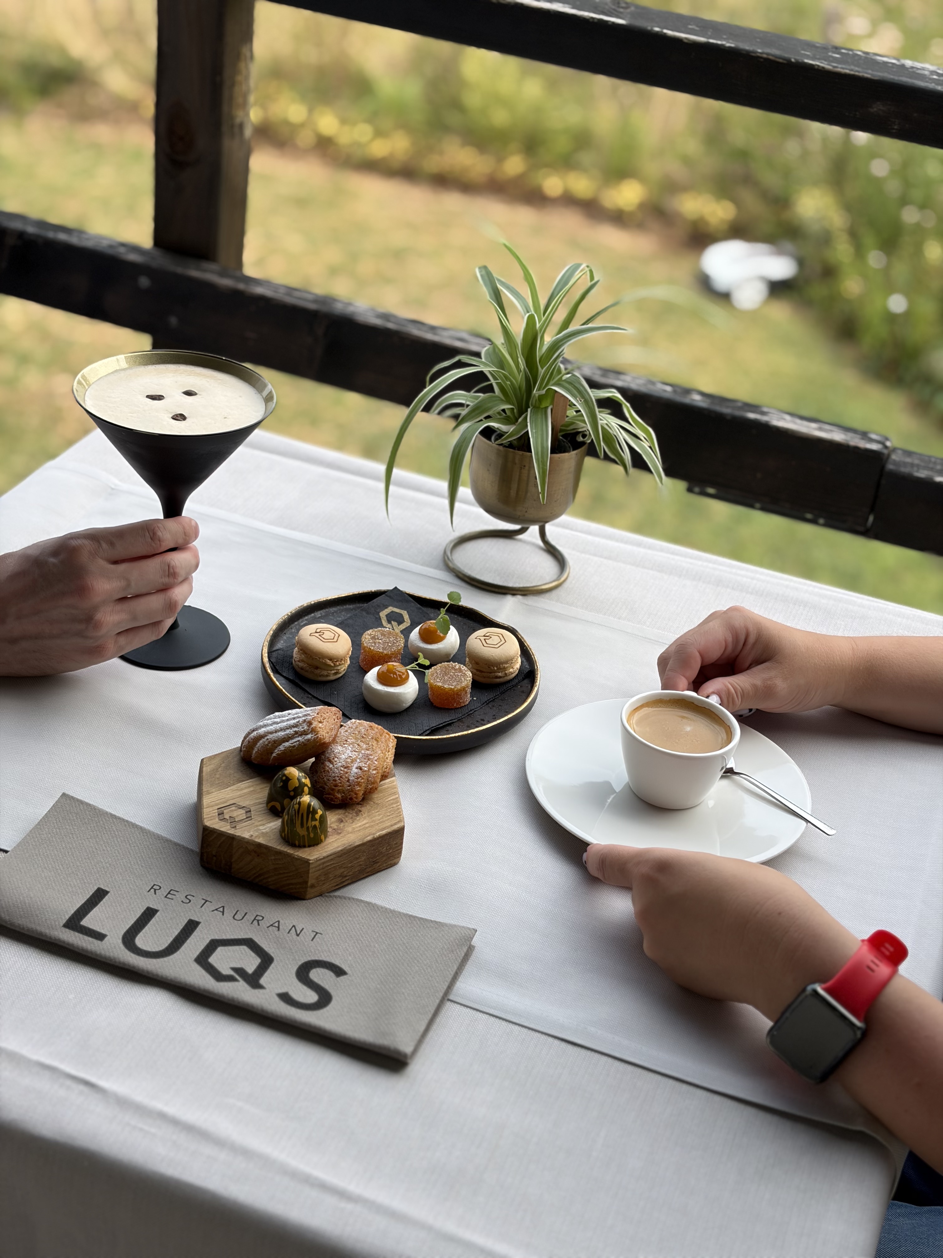 Petit fours, madeleines, koffiecocktail en espresso martini — dessertpresentatie bij Restaurant LUQS