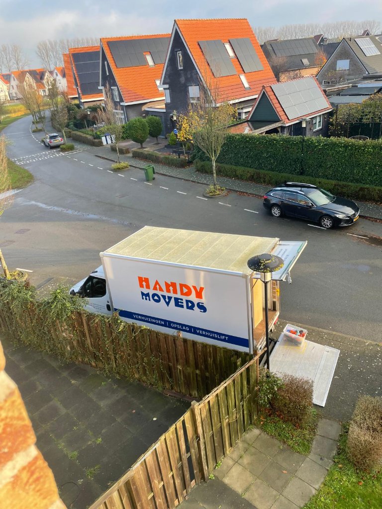 Handy Movers twee verhuiswagens bij kantoorgebouw Rotterdam