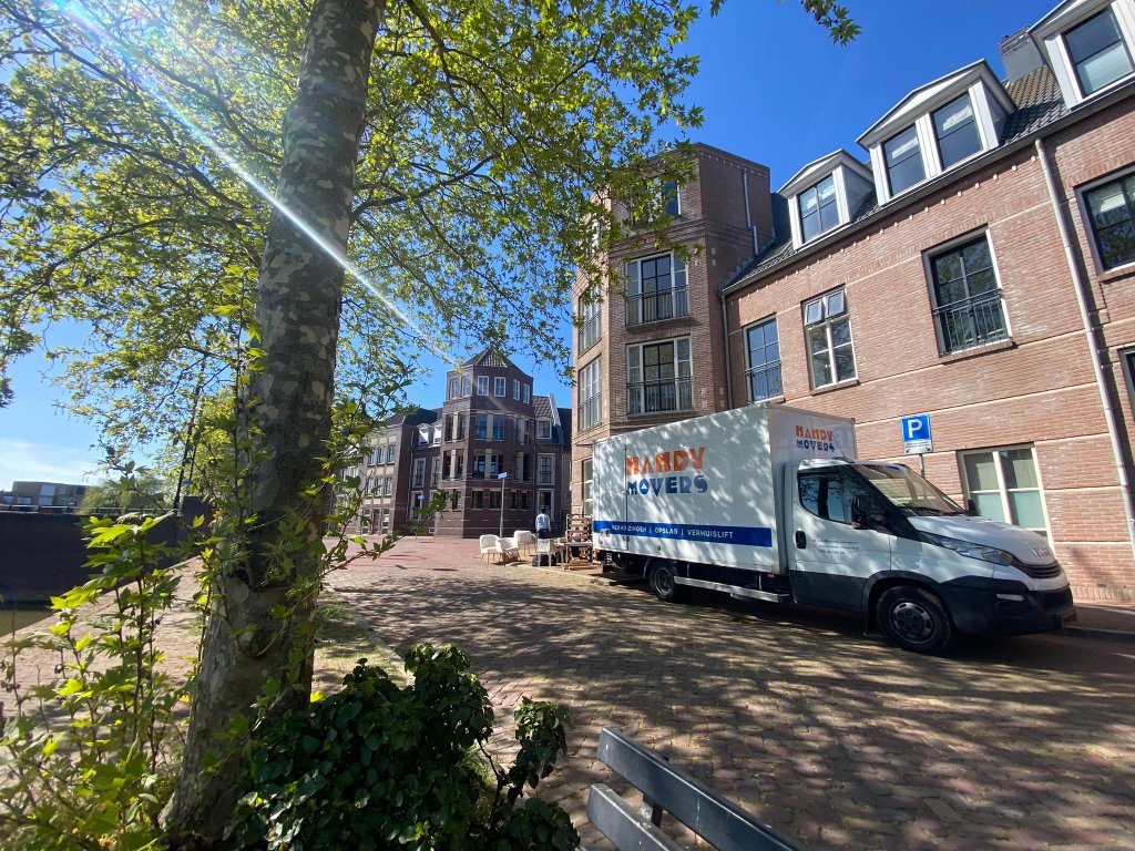 Handy Movers verhuiswagen bij gracht Amsterdam
