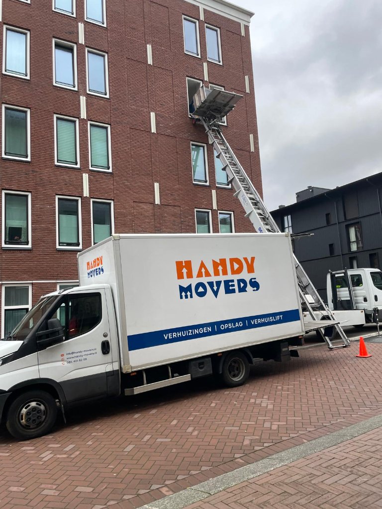 Handy Movers verhuislift service - veilig verhuizen op hoge verdiepingen Handy Movers verhuislift bij hoog appartementengebouw - verhuislift huren Rotterdam