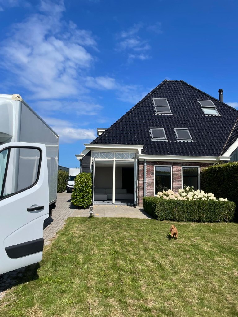 Handy Movers verhuiswagen bij vrijstaande woning - professioneel verhuisbedrijf