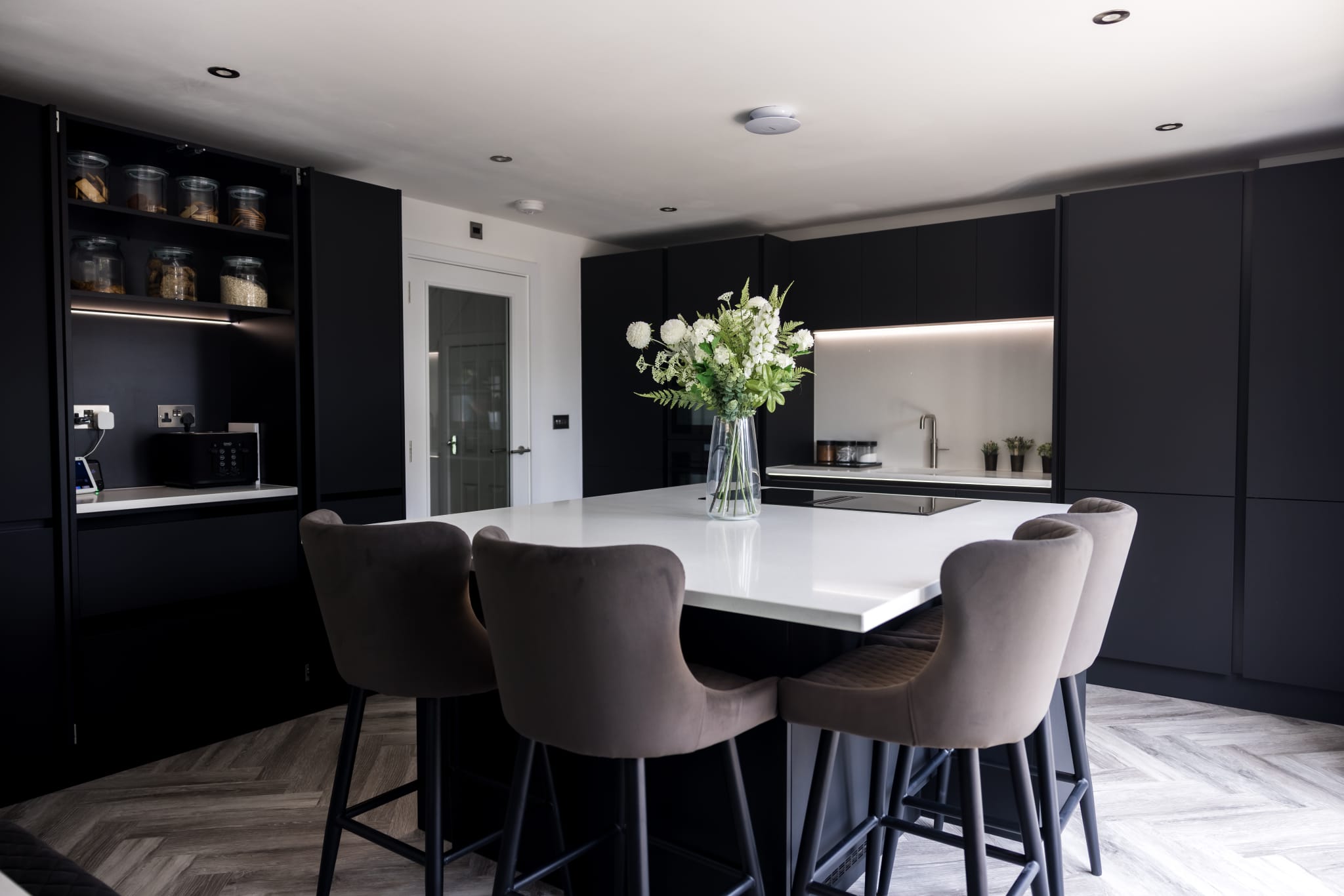 Midnight Handleless Kitchen — detail 2 by CJ Marra Cabinets & Carpentry