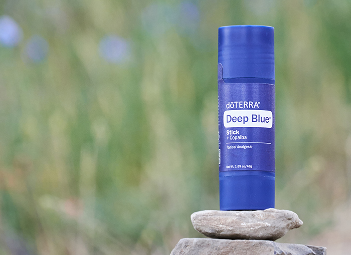 Deep Blue Stick doğal taşların üzerinde