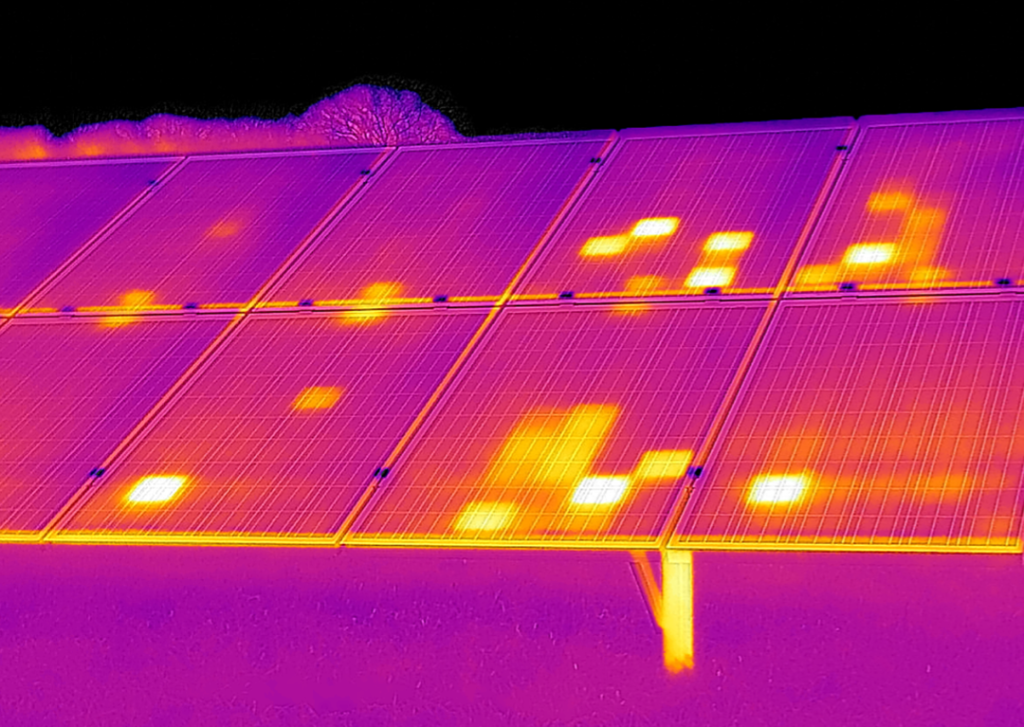 Drohnen Thermografie Solaranlage — Hotspot-Erkennung und Defektanalyse durch PeakSolar