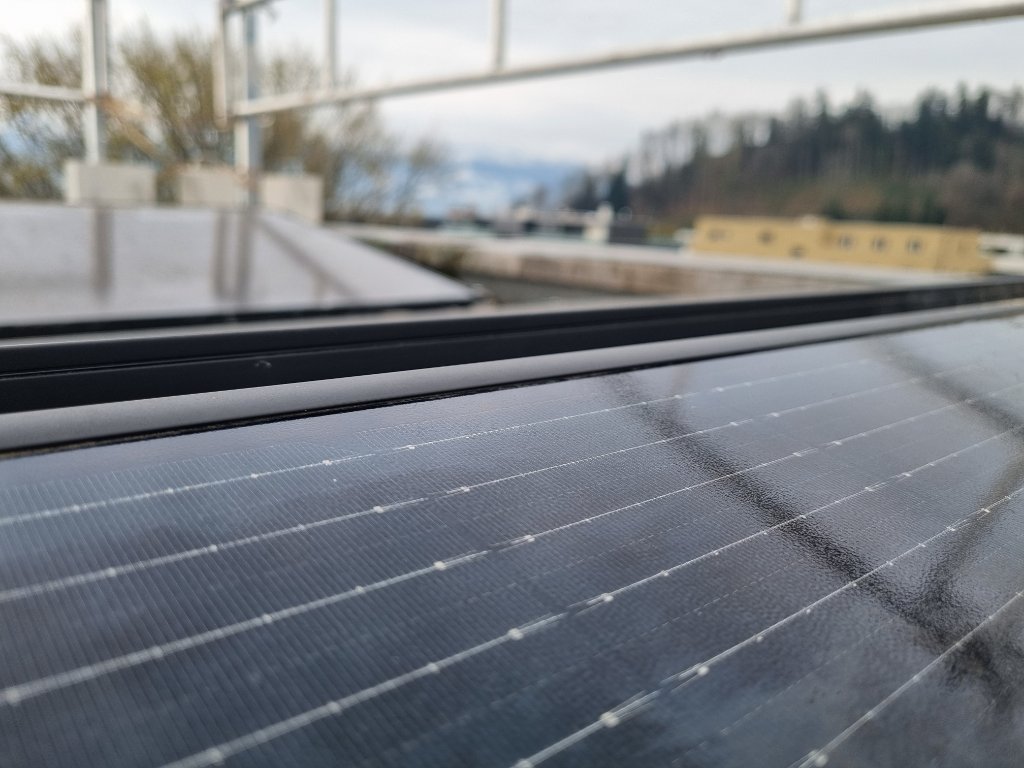 PV-Modul nach professioneller Reinigung durch PeakSolar