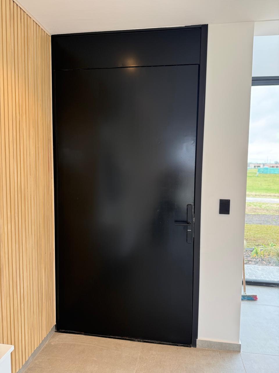 Puerta Interior Negra Minimalista