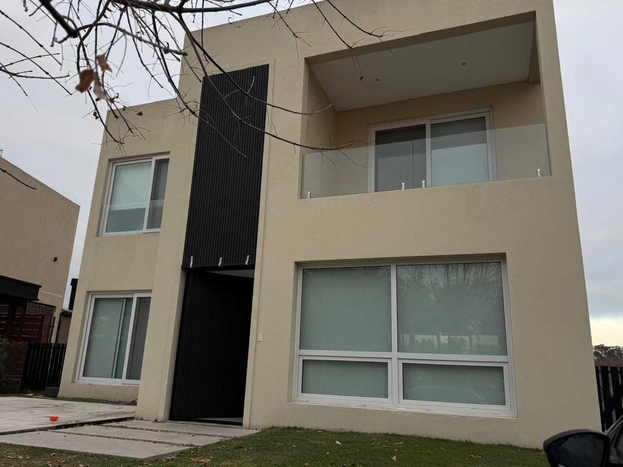 Fachada Residencial de Dos Plantas