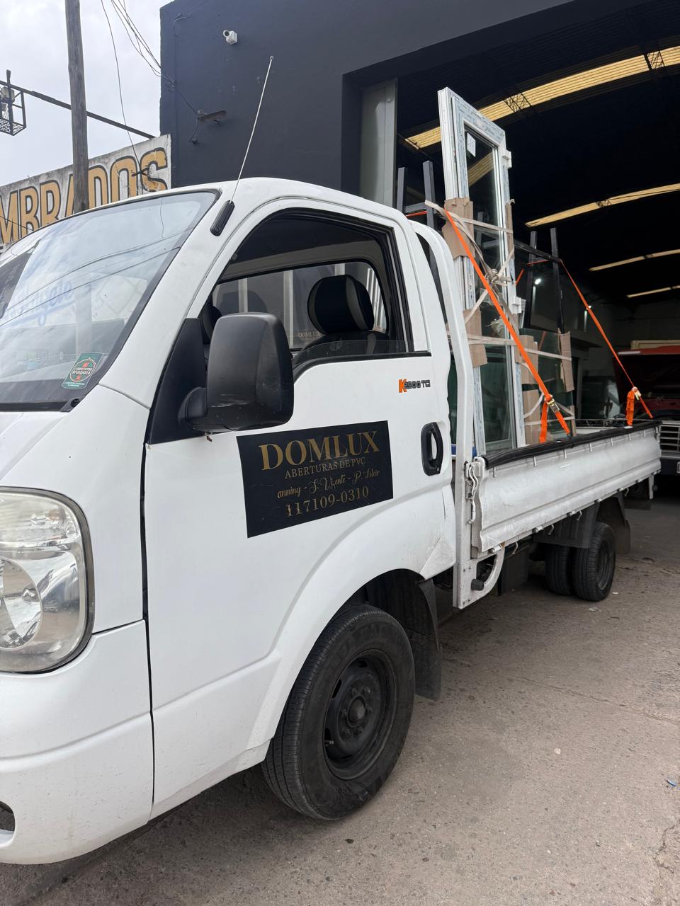 Camión de Domlux Aberturas cargado con aberturas de PVC listas para entregar