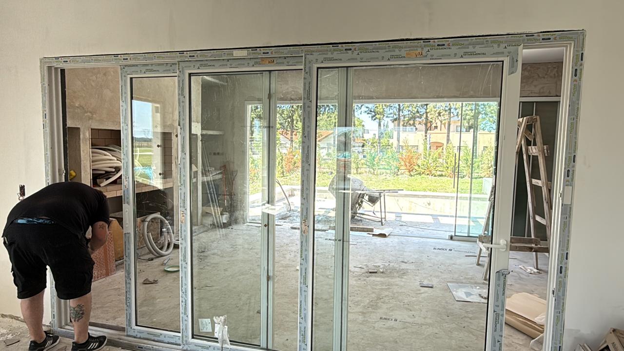 Puerta Corrediza PVC de Gran Formato