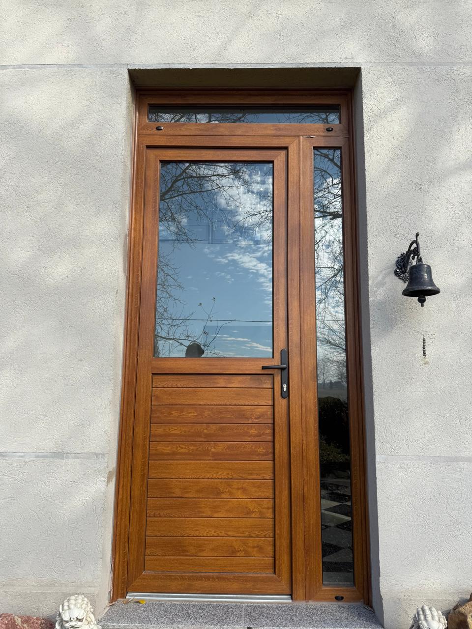 Puerta Simil Madera con Luz y Campanario